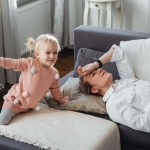 Quando la Famiglia Tira i Fili: Riconoscere e Spezzare i Giochi di Potere Quotidiani