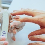 Unghie rigate: cause più comuni e rimedi efficaci per renderle lisce e forti