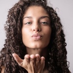 Ricci Forti e Definiti: Come le Proteine Nutrono e Trasformano i Tuoi Capelli