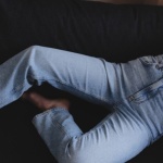 Jeans a gamba dritta: 10 outfit facili e super chic da copiare subito