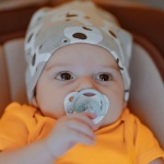 In Auto con un Neonato: Guida Pratica e Trucchi per Viaggiare Sereni