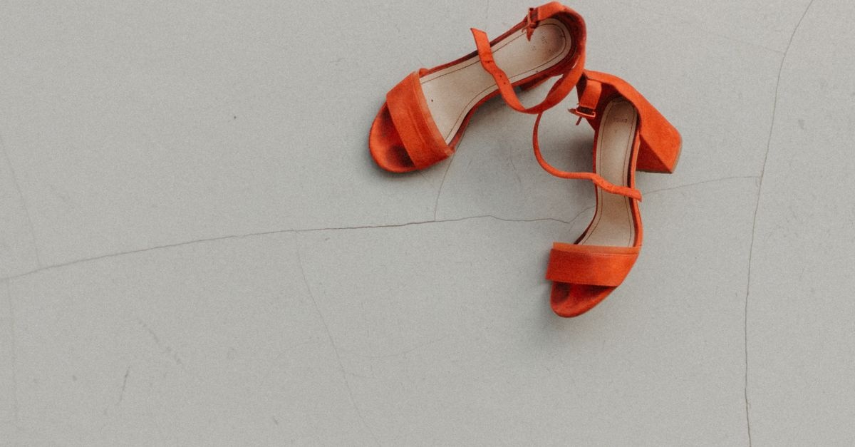 Eleganza quotidiana: i sandali dal tacco basso che valorizzano ogni look
