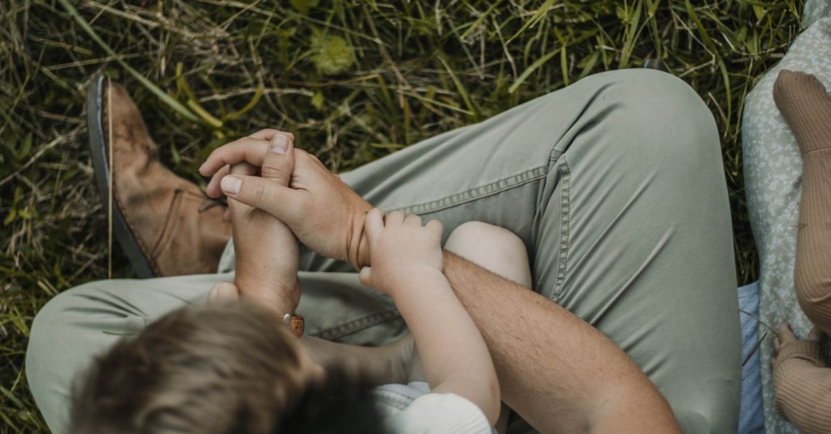 Ritrovare la complicità di coppia dopo l’arrivo dei figli: idee pratiche per riaccendere l’intimità