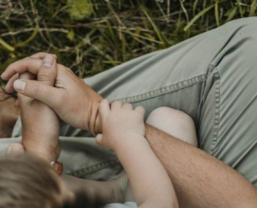 Ritrovare la complicità di coppia dopo l’arrivo dei figli: idee pratiche per riaccendere l’intimità