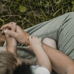 Ritrovare la complicità di coppia dopo l’arrivo dei figli: idee pratiche per riaccendere l’intimità