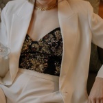 Eleganza Sussurrata: Come Ottenere un Look Glamour Raffinato Senza Eccessi
