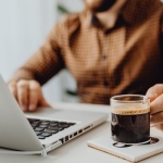 Micro-pause al lavoro: la mini abitudine che ricarica energia e concentrazione in pochi minuti