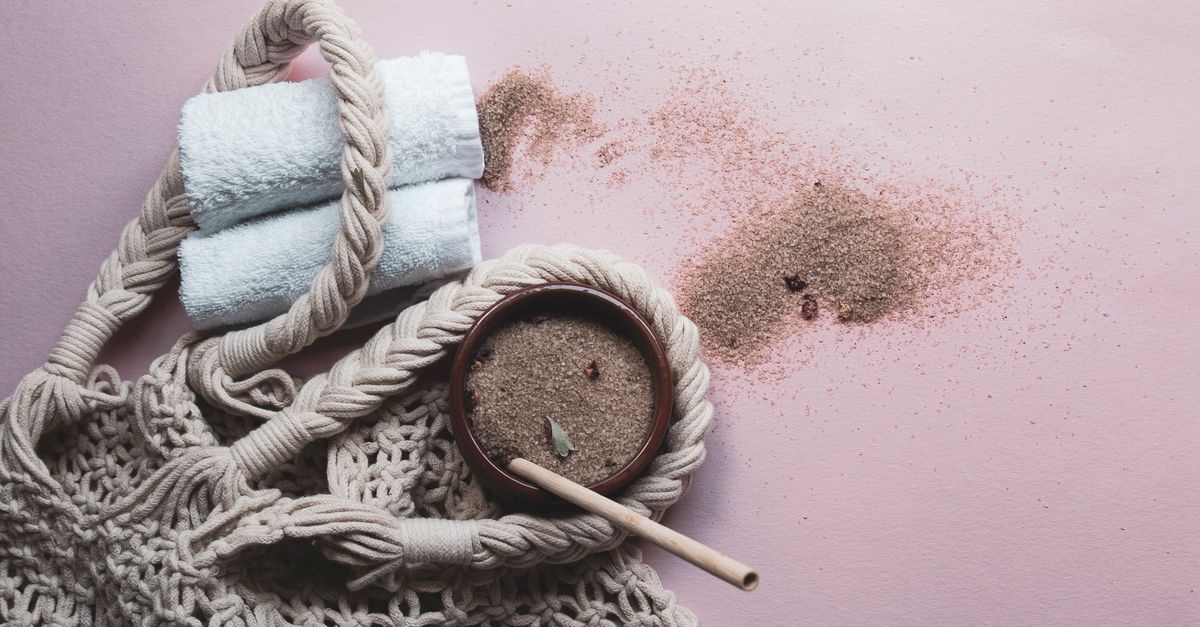 Scrub o peeling? Guida semplice per scegliere (e usare) l’esfoliante perfetto