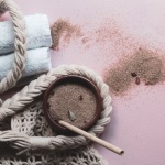 Scrub o peeling? Guida semplice per scegliere (e usare) l’esfoliante perfetto